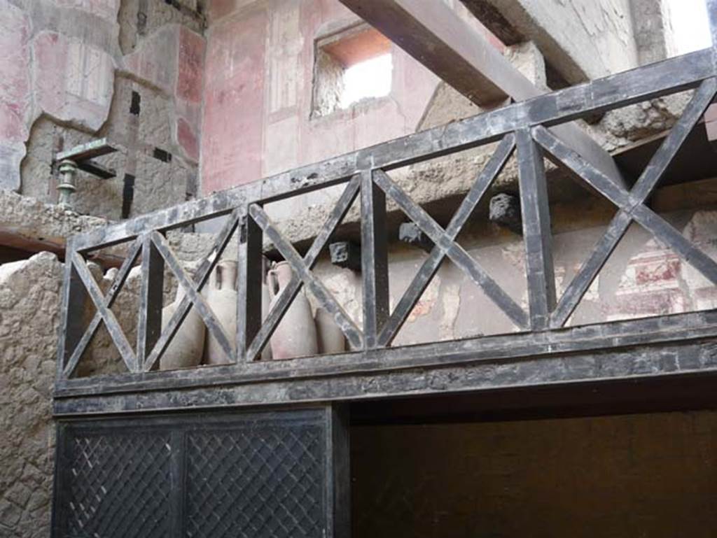 Ins. V 6, Herculaneum, May 2009. Upper floor at north end of east side of shop. Photo courtesy of Buzz Ferebee.